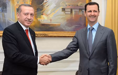 Thủ tướng Erdogan và Tổng thống Syria Bashar Assad (phải) từng là "bạn thân".