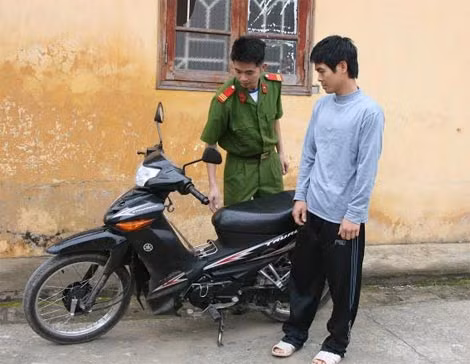 Lợi dụng lòng tốt của hàng xóm để trộm cắp xe máy ảnh 1