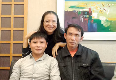 Cô Nguyệt và các học trò.