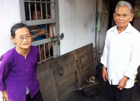 Hai vợ chồng già và những đứa con tâm thần.