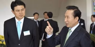 Tổng thống Lee Myung-bak (phải) và tân Thủ tướng Kim Tae-Ho.