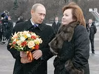 Thủ tướng Nga Vladimir Putin và phu nhân - Bà Lyudmila Putin. Đệ nhất phu nhân Pháp Carla Bruni. Vợ chồng cựu Tổng thống Mỹ George W.Bush.