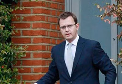 Ông Andrew Edward "Andy" Coulson.