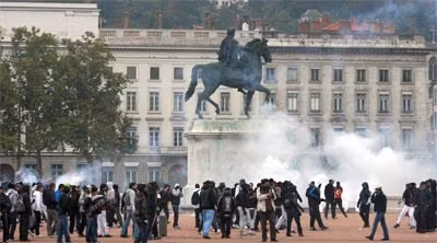 Cảnh hỗn loạn tại Quảng trường Bellecour – Lyon.