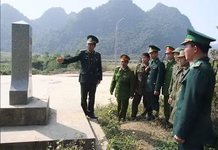 Tổ công tác phối hợp giữa Công an huyện Thạch An, Công an xã và Đồn biên phòng Đức Long đi tuần tra, kiểm soát cột mốc biên giới.