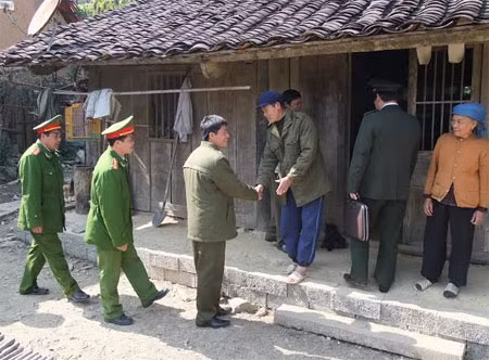 Trên đường đi tuần tra, đoàn công tác ghé thăm gia đình ông Nông Văn Hướng người dân tộc Nùng.