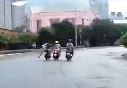 Hình ảnh vụ cướp được cắt từ video clip.