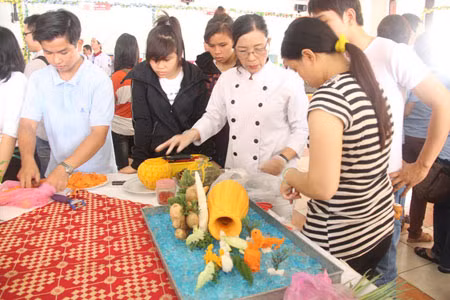 Hướng dẫn du khách tham gia tạo hình trên hoa củ quả.