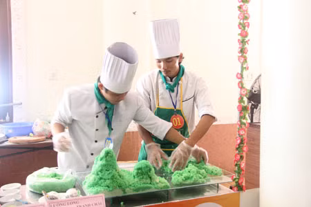 Nhiều đầu bếp nam trổ tài.
