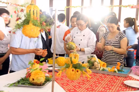Các đầu bếp say mê sáng tạo, tạo hình trên hoa củ quả.