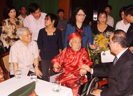 Tổng bí thư Nguyễn Phú Trọng, Phó Thủ tướng Nguyễn Thiện Nhân thăm hỏi, chúc thọ nhà viết kịch Học Phi.