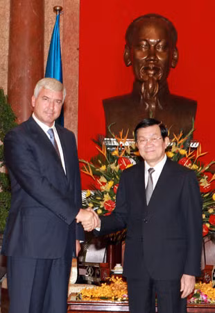 Chủ tịch nước Trương Tấn Sang tiếp ngài Salamatin Dmitry Albertovich, Bộ trưởng Quốc phòng Cộng hòa Ucraina. Ảnh: TTXVN.