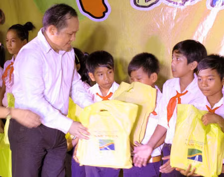 Ông Thân An, Giám đốc Công ty Nam Việt Á trao quà trung thu cho trẻ em xã Hòa Bắc, Đà Nẵng.