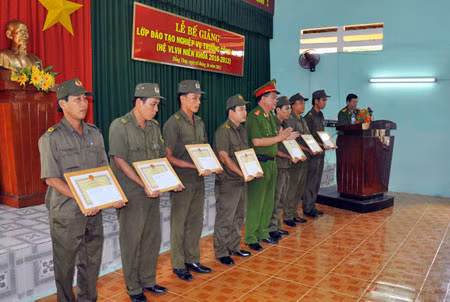 Lãnh đạo Trường trung cấp Cảnh sát nhân dân III trao bằng khen cho các học viên có thành tích xuất sắc trong khóa học.
