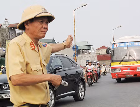 Công việc hằng ngày của Thượng tá Lê Đức Đoàn tại chốt phía nam cầu Chương Dương.