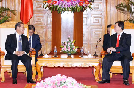 Thủ tướng Nguyễn Tấn Dũng tiếp đồng chí Somsavat Lengsavad, Phó Thủ tướng Chính phủ Lào. Ảnh: TTXVN.