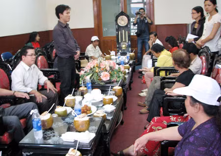 Cũng vào sáng 11/10, lãnh đạo Hội Nạn nhân chất độc da cam TP Đà Nẵng đã có buổi gặp và thăm hỏi tình trạng sức khỏe đối với 24 nạn nhân vừa được điều trị phơi nhiễm Dioxin từ Hà Nội trở về.