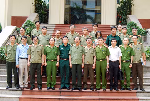 Trung tướng Lê Quý Vương, Ủy viên Trung ương Đảng, Thứ trưởng Bộ Công an cùng các thành viên Ban soạn thảo.