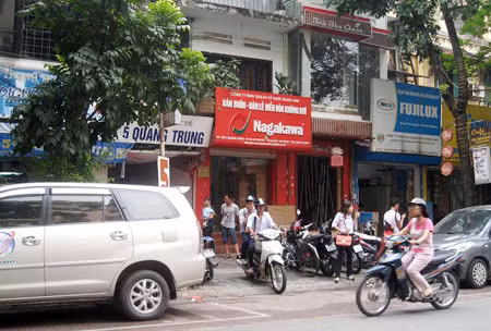 Học sinh Trường THPT Việt Đức vẫn thản nhiên đi xe máy đến trường. Ảnh chụp trưa 5/10 khi học sinh trường này lấy xe máy tại bãi số 5 Quang Trung.