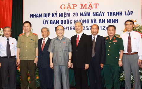 Chủ tịch Quốc hội Nguyễn Sinh Hùng, Thứ trưởng Bộ Công an Tô Lâm và lãnh đạo Ủy ban Quốc phòng và An ninh các khóa. Ảnh: Trần Xuân.