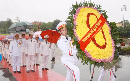 Đoàn đại biểu Bộ Công an Việt Nam và Bộ An ninh Lào vào Lăng viếng Bác. Ảnh: Trần Xuân.