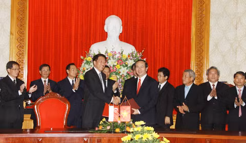 Bộ trưởng Trần Đại Quang và ngài Tiêu Chí Hiền ký Gia hạn Thỏa thuận hợp tác giữa Bộ Công an Việt Nam và Bộ Nội vụ Singapore. Ảnh: Công Gôn.