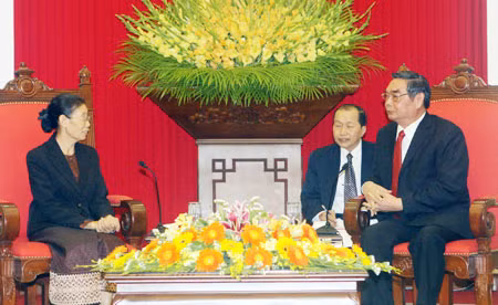 Đồng chí Lê Hồng Anh, Ủy viên Bộ Chính trị, Thường trực Ban Bí thư tiếp đồng chí Òn - chăn - hỏm, Phó Chủ tịch Ủy ban Trung ương Mặt trận Lào Xây dựng đất nước. Ảnh: TTXVN.