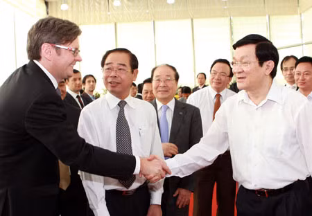 Chủ tịch nước Trương Tấn Sang gặp gỡ các doanh nghiệp Việt Nam và nước ngoài tại các khu công nghiệp trên địa bàn tỉnh Bình Dương.