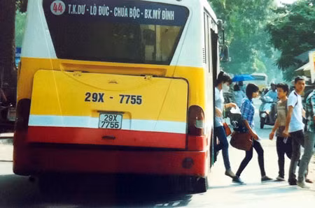 Những xe buýt dừng đỗ sai quy định được lực lượng CSGT chụp lại.