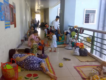 Bệnh viện Quảng ngãi đang bị quá tải.