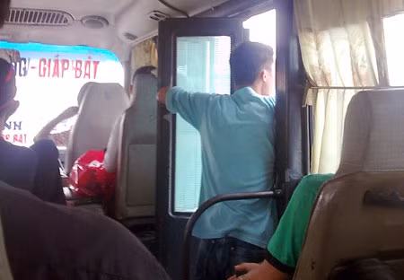Lơ xe BKS 19B-000.xx vừa mở cửa xe vừa “vợt khách” khi xe đang chạy.