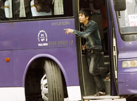 Xe khách chạy như rùa trên đường để bắt khách.