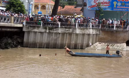 Hàng trăm người dân hiếu kỳ đến xem lực lượng cứu hộ tìm kiếm xác anh Quang.