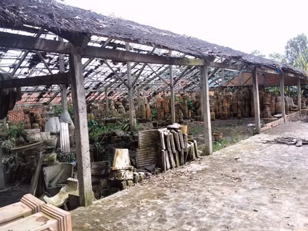 Những nhà kho chứa sản phẩm gạch, gốm trống trơn, xơ xác và ngổn ngang đồ đạc bị bỏ hoang ở huyện Mang Thít.