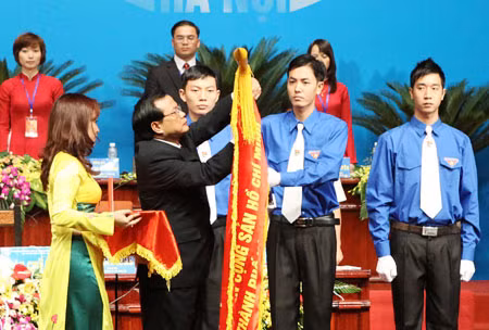 Đồng chí Phạm Quang Nghị, Ủy viên Bộ Chính trị, Bí thư Thành ủy Hà Nội trao Huân chương Độc lập hạng Nhất của Chủ tịch nước tặng Thành đoàn Hà Nội. Ảnh:TTXVN.