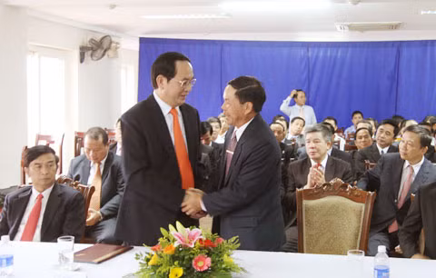 Thượng tướng Trần Đại Quang, Ủy viên Bộ Chính trị, Bộ trưởng Bộ Công an Việt Nam; đồng chí Thoong-băn Sẻng-a-phon, Bí thư Trung ương Đảng NDCM Lào, Bộ trưởng Bộ An ninh Lào cùng các đại biểu tại buổi Lễ. Ảnh: Việt Hưng.