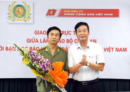 Đồng chí Đào Ngọc Dũng, Tổng Biên tập Báo Điện tử ĐCSVN tặng hoa Thượng tướng Đặng Văn Hiếu trước khi mở đầu chương trình giao lưu.