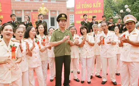 Thượng tướng Trần Đại Quang, Ủy viên Bộ Chính trị, Bộ trưởng Bộ Công an và Thượng tướng Nguyễn Khánh Toàn, nguyên Thứ trưởng Thường trực Bộ Công an giao lưu cùng với các cựu học viên D1 và các tân sinh viên của Học viện ANND.