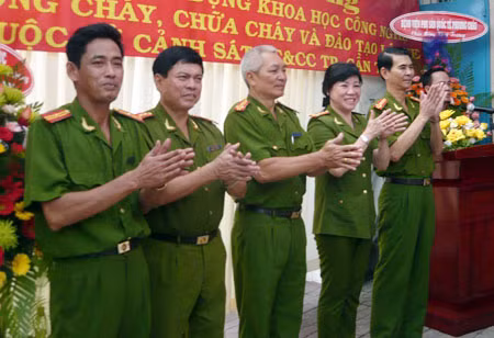 Ban Giám đốc Sở Cảnh sát PCCC TP Cần Thơ công bố quyết định thành lập và ra mắt Trung tâm ứng dụng Khoa học công nghệ về PCCC và Đào tạo lái xe.