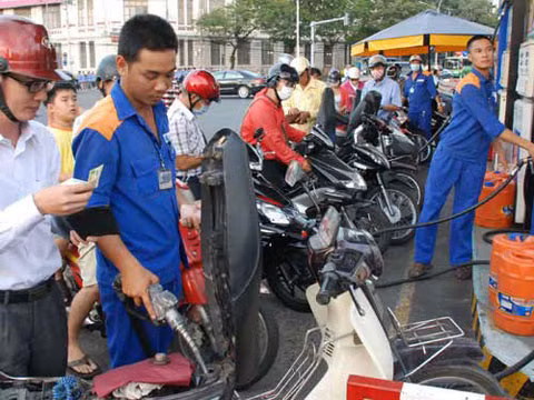 Bộ Tài chính chưa đồng ý tăng giá xăng như đề xuất của một số DN. Ảnh minh họa.
