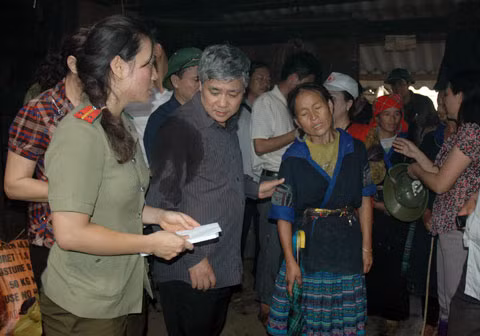 Đại diện Báo CAND thăm hỏi, hỗ trợ gia đình các nạn nhân vụ lở núi ở La Pán Tẩn.