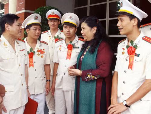 Phó Chủ tịch Quốc hội Tòng Thị Phóng với các đại biểu tại buổi gặp mặt Thanh niên Công an tiêu biểu năm 2012. Ảnh: TTXVN.