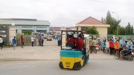 Các công nhân nỗ lực cứu hàng ra khỏi đám cháy.