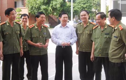 Thứ trưởng Trần Việt Tân và Chủ tịch UBND tỉnh Nghệ An Hồ Đức Phớc với cán bộ, chiến sỹ Công an Nghệ An.