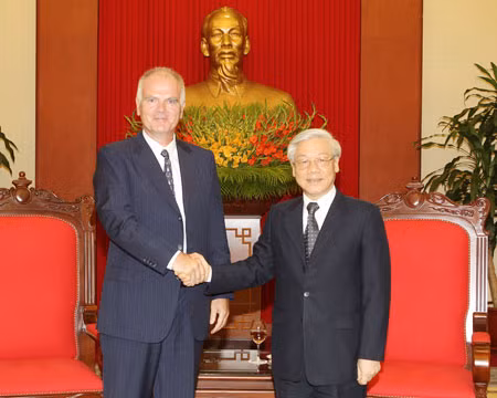 Tổng Bí thư Nguyễn Phú Trọng tiếp Đại sứ Franz Jessen, Trưởng phái đoàn Liên minh châu Âu (EU) tại Việt Nam. Ảnh: TTXVN.