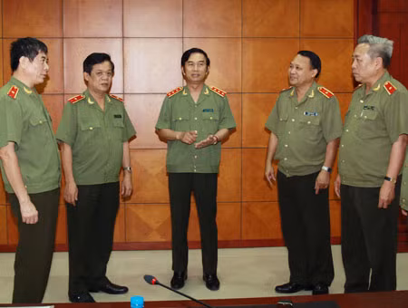 Thượng tướng Đặng Văn Hiếu, Ủy viên TW Đảng, Thứ trưởng Thường trực Bộ Công an và các thành viên Ban chỉ đạo trao đổi ý kiến chuẩn bị cho Lễ kỷ niệm.