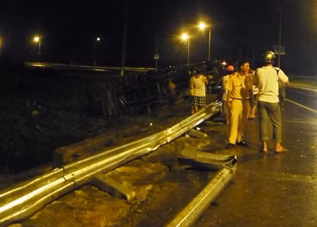 Sau khi cán bẹp dí hơn 10m lan can đường, chiếc “xe điên” mới chịu lao xuống mương, lật chỏng bánh.