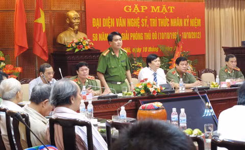 Đại tá Nguyễn Đức Chung, Giám đốc Công an TP Hà Nội tại cuộc gặp mặt đại diện văn nghệ sĩ, trí thức Thủ đô.