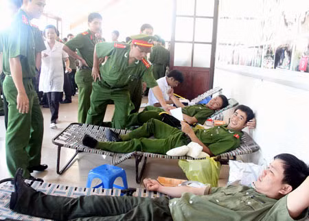 Đoàn viên thanh niên Công an tỉnh Quảng Nam tham gia hiến máu sáng 10/9.