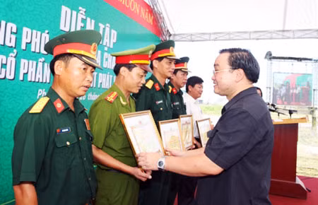 Phó Thủ tướng Hoàng Trung Hải biểu dương các đơn vị tham gia diễn tập. Ảnh: Ngân Linh.